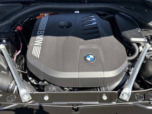 New 2026 BMW 550e xDrive w/ Premium Package AWD/4WD image 13