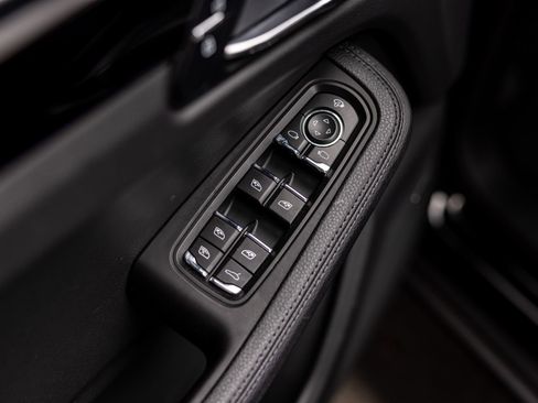 Certified 2023 Porsche Macan AWD/4WD image 40