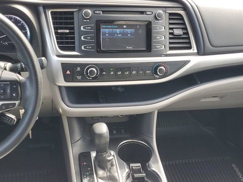 Used 2017 Toyota Highlander LE AWD/4WD image 15