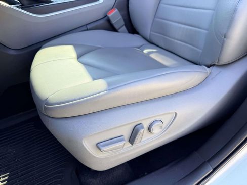 Used 2023 Toyota Highlander XLE image 18