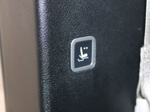Used 2023 Chrysler Pacifica Touring-L FWD image 23