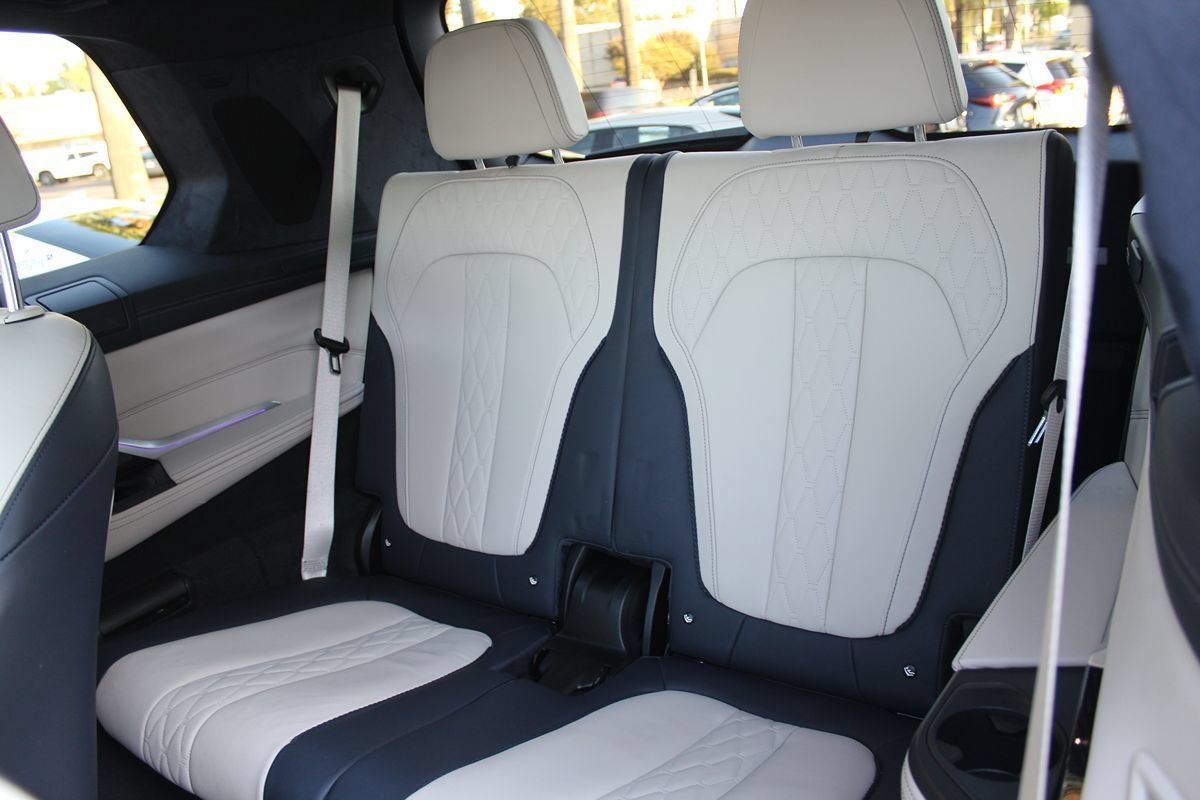 Used 2021 BMW X7 M50i w/ Dynamic Handling Package AWD/4WD image 32