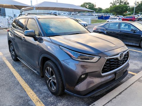 Used 2021 Toyota Highlander XLE FWD image 17