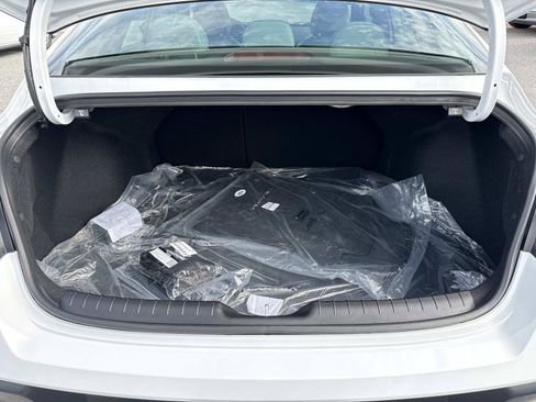 Certified 2025 Hyundai Elantra Limited w/ Cargo Package FWD image 22