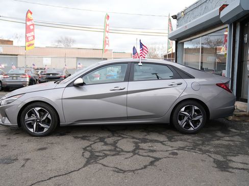Used 2023 Hyundai Elantra SEL w/ Convenience Package image 2