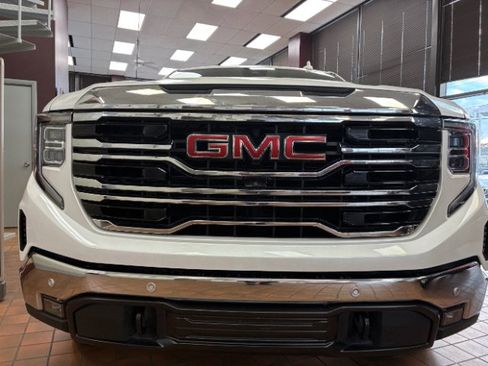 Used 2022 GMC Sierra 1500 SLT w/ SLT Premium Plus Package AWD/4WD image 37