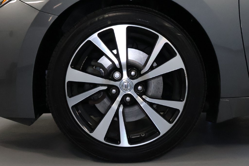 Used 2017 Nissan Maxima Platinum w/ Interior Lighting Package FWD image 35