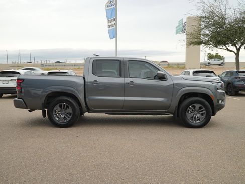 Used 2025 Nissan Frontier SV w/ SV Convenience Package image 4