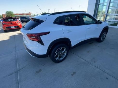 Used 2025 Chevrolet Trax LT FWD image 2