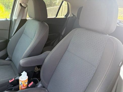 Used 2022 Chevrolet Trax LS w/ Tint and Cruise Package FWD image 9