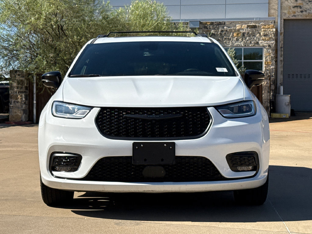 Used 2025 Chrysler Pacifica Limited FWD image 2