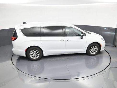Used 2024 Chrysler Pacifica Touring-L FWD image 32