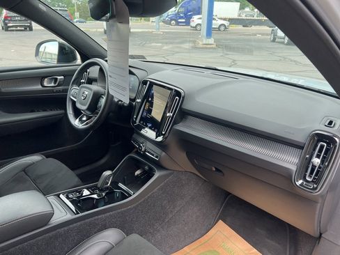 Certified 2022 Volvo XC40 T5 R-Design image 34