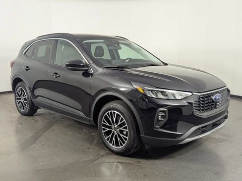 Used 2024 Ford Escape SE w/ Class II Trailer Tow Package image 2