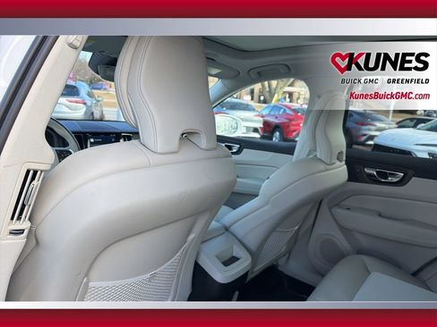 Used 2022 Volvo XC60 B5 Momentum image 40