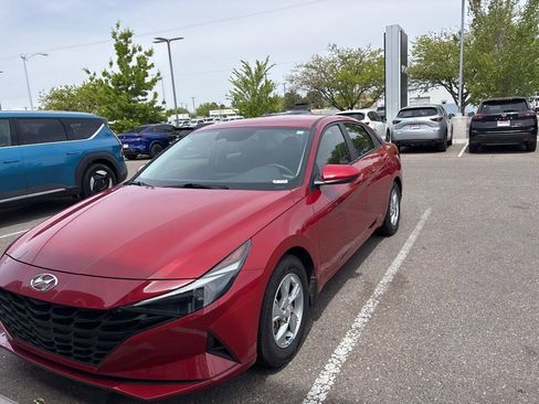 Used 2022 Hyundai Elantra SE image 2