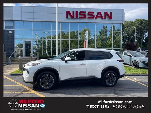 Used 2024 Nissan Rogue SV AWD/4WD image 2