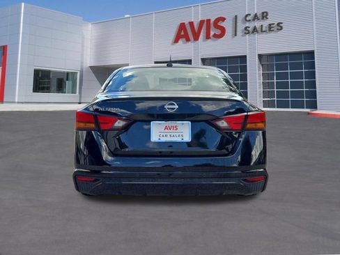 Used 2025 Nissan Altima 2.5 SV FWD image 9