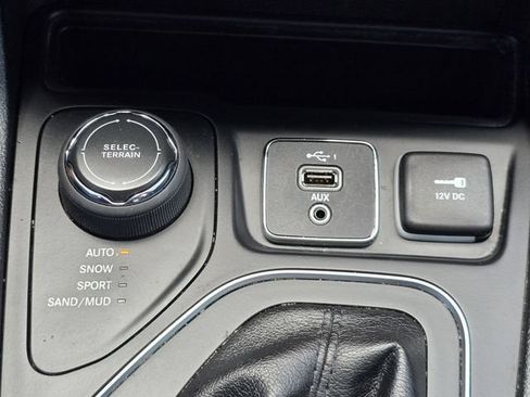 Used 2019 Jeep Cherokee Latitude w/ Popular Appearance Group AWD/4WD image 25