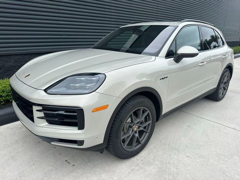 Certified 2025 Porsche Cayenne E-Hybrid AWD/4WD image 7