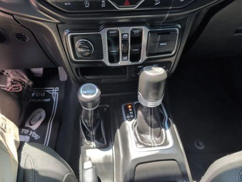 Used 2019 Jeep Wrangler Unlimited Sahara AWD/4WD image 30