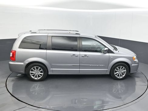 Used 2014 Chrysler Town & Country Touring-L FWD image 14