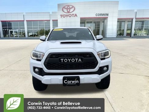 Used 2017 Toyota Tacoma TRD Sport image 3