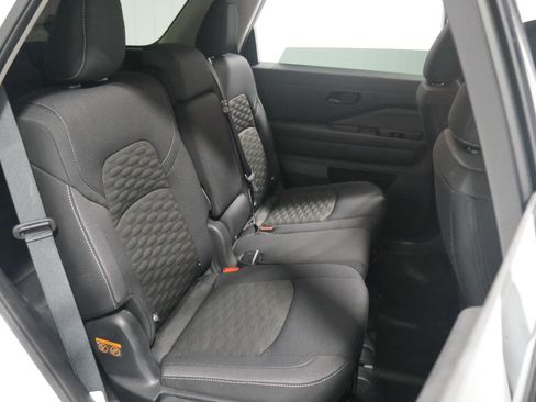 Used 2025 Nissan Pathfinder SV image 17