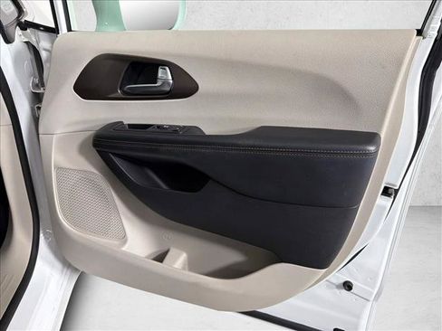 Used 2019 Chrysler Pacifica Touring-L FWD image 14