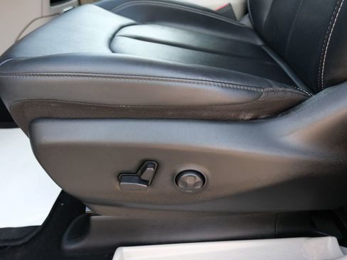 Used 2024 Chrysler Pacifica Touring-L FWD image 24