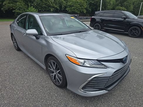 Used 2022 Toyota Camry XLE w/ Navigation Upgrade Package FWD image 3