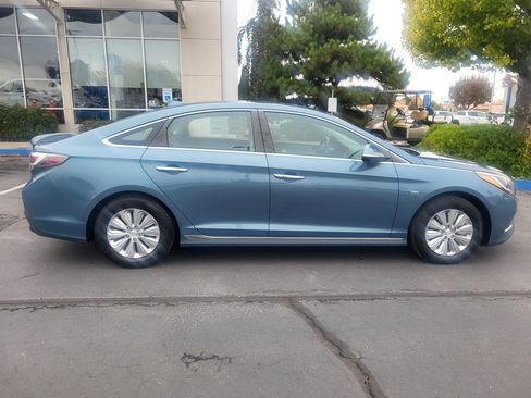 Used 2016 Hyundai Sonata SE image 2