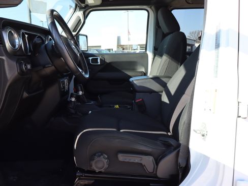 Used 2018 Jeep Wrangler Unlimited Sahara image 9