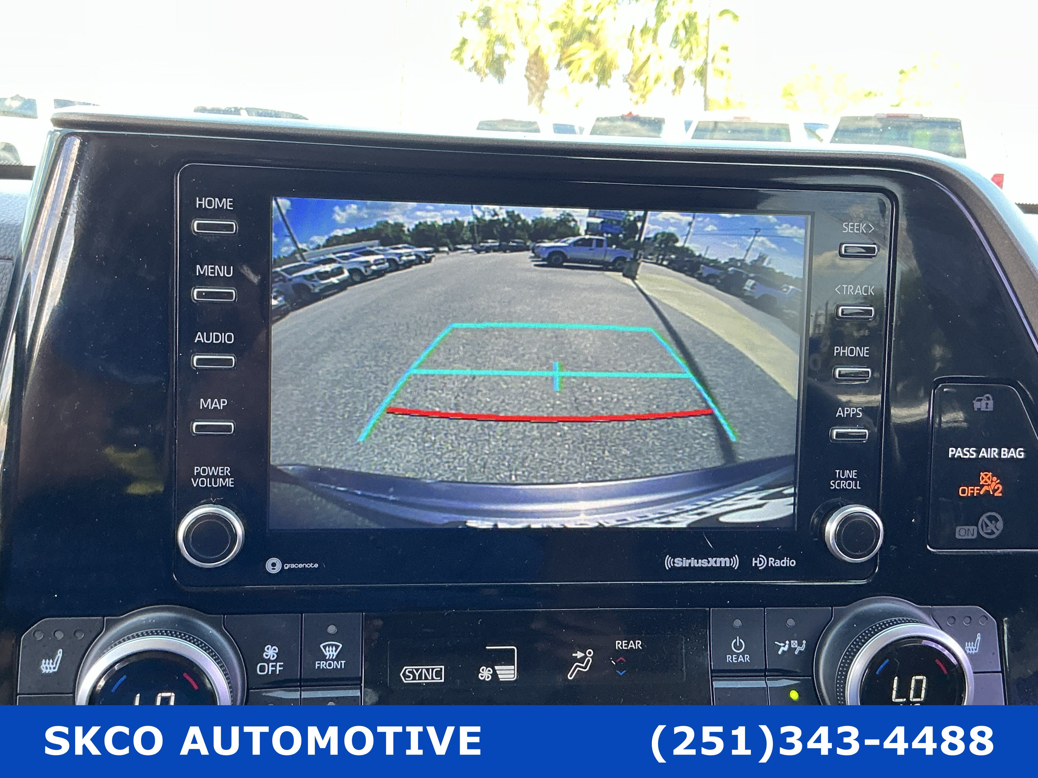 Used 2021 Toyota Highlander XLE FWD image 17