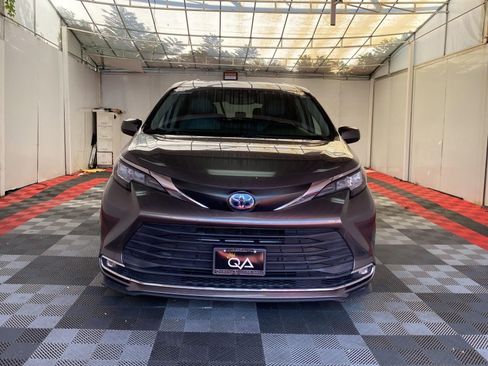 Used 2022 Toyota Sienna XLE AWD/4WD image 2