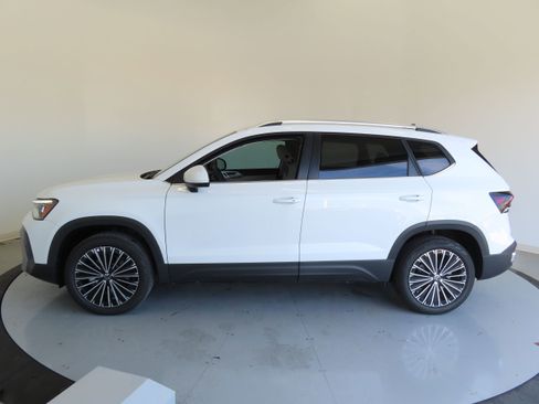 New 2025 Volkswagen Taos SE image 8