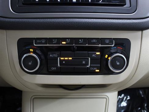 Used 2010 Volkswagen Tiguan SE image 12