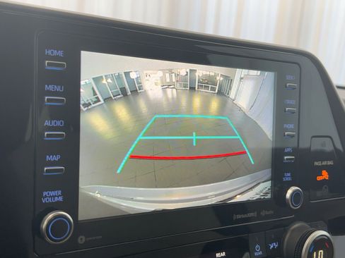 Used 2020 Toyota Highlander XLE image 24