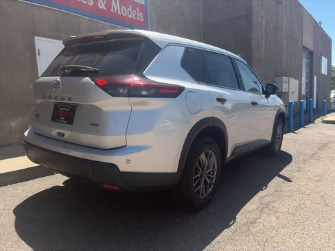 Used 2024 Nissan Rogue S AWD/4WD image 5