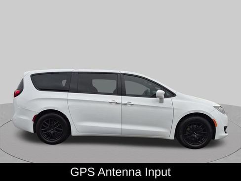 Used 2019 Chrysler Pacifica Touring Plus w/ S Appearance Package FWD image 4