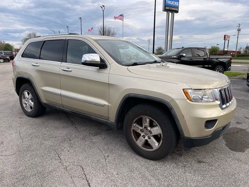 Used 2011 Jeep Grand Cherokee Laredo AWD/4WD image 2
