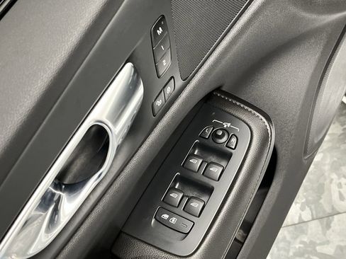 Used 2021 Volvo S60 T5 Momentum image 8