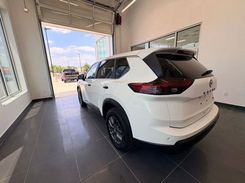 Used 2024 Nissan Rogue S AWD/4WD image 3