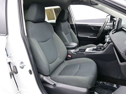 Used 2021 Toyota RAV4 LE image 13