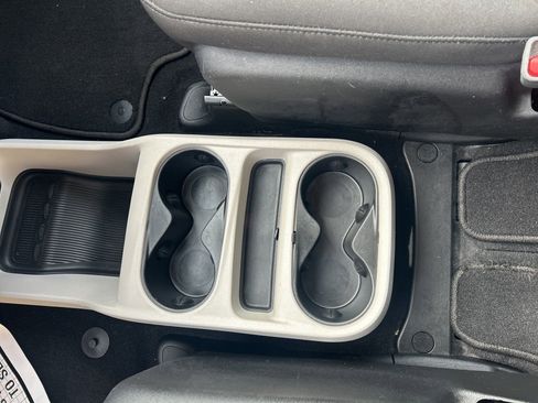 Used 2023 Chrysler Voyager LX image 17