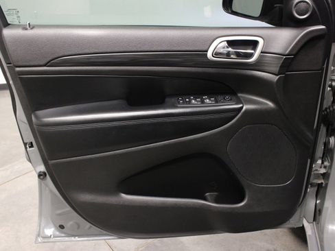 Used 2020 Jeep Grand Cherokee Altitude RWD image 19