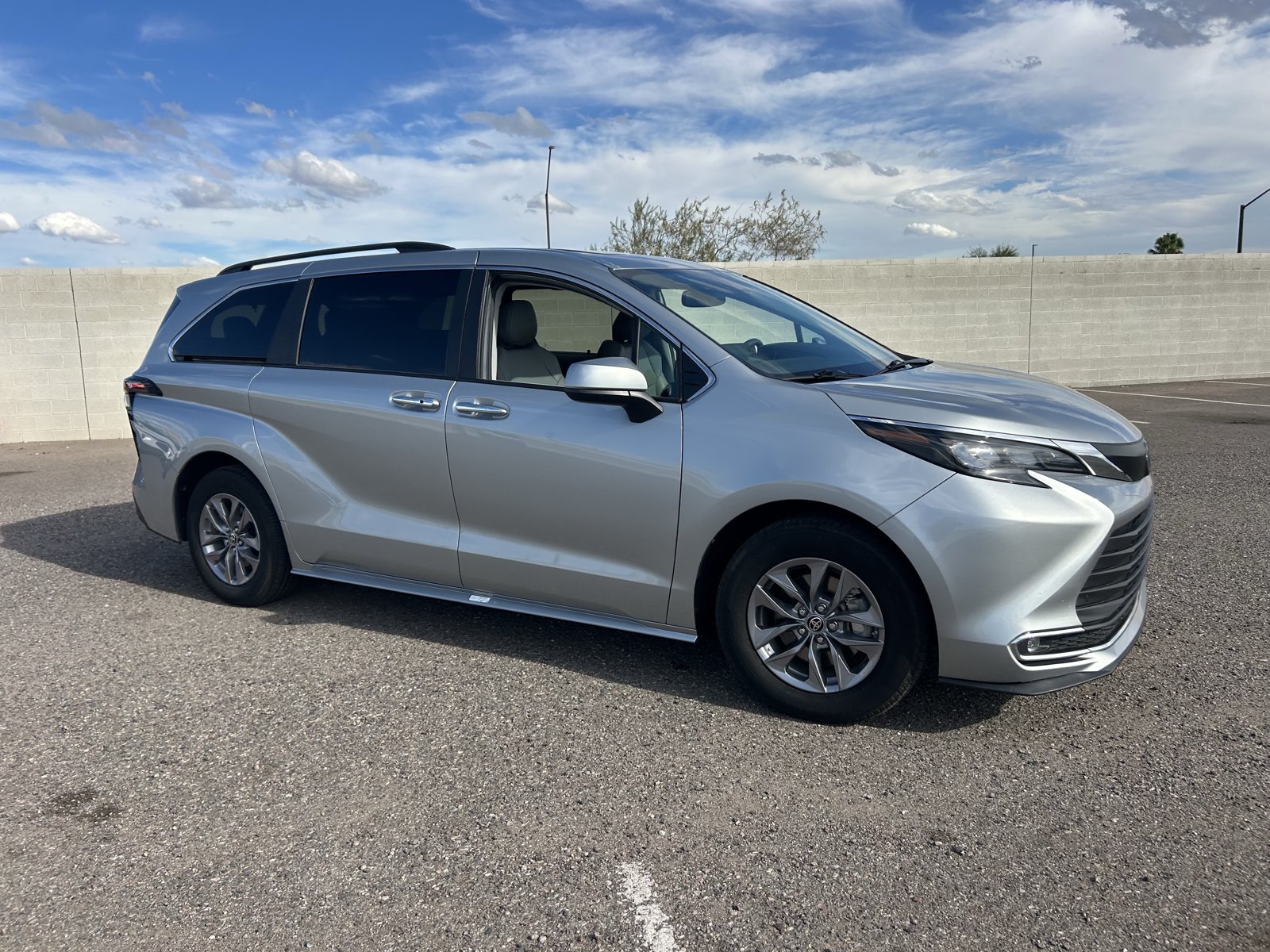 Used 2024 Toyota Sienna XLE FWD image 7