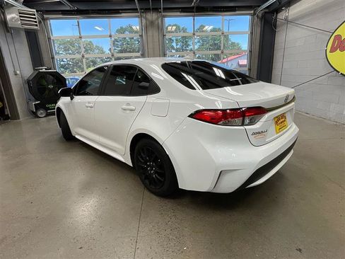 Used 2021 Toyota Corolla LE FWD image 3