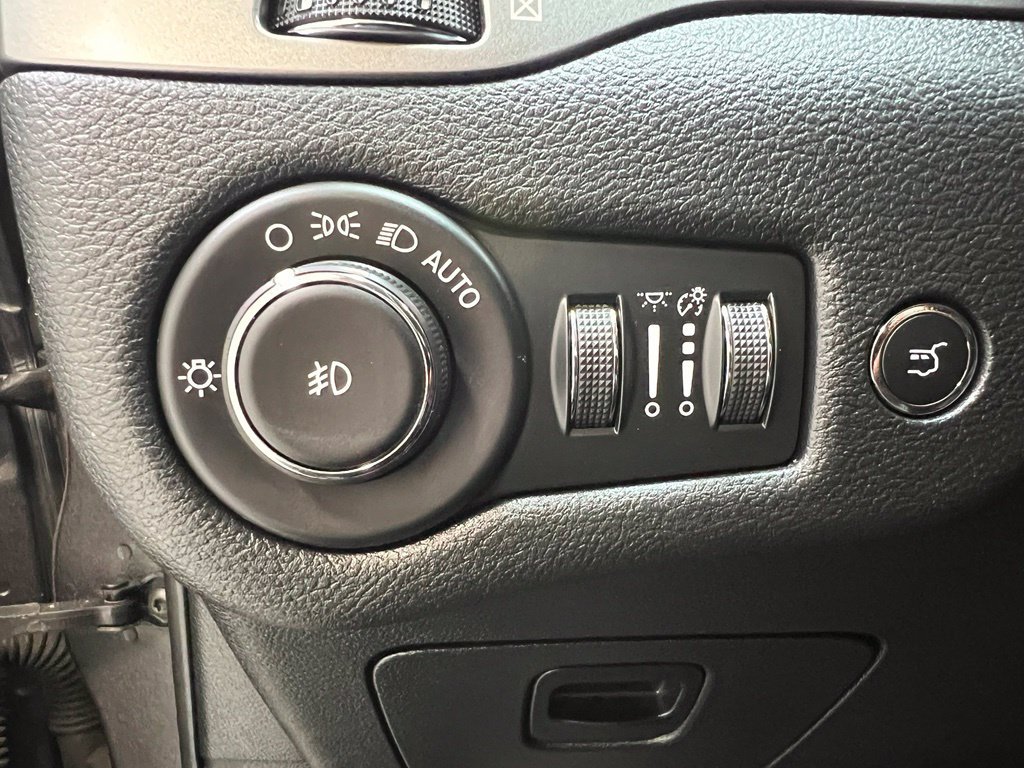 Used 2020 Jeep Cherokee Latitude Plus w/ Comfort/Convenience Group AWD/4WD image 18