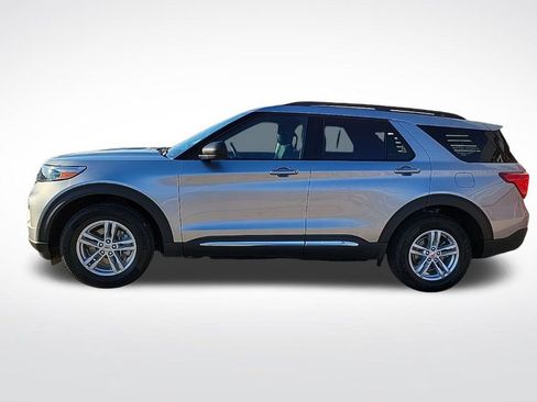 Used 2021 Ford Explorer XLT w/ Equipment Group 202A AWD/4WD image 2